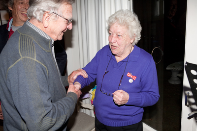 878087 Afbeelding van de oudste vrijwilliger van het museum, Elisabeth ('Bep') Jacobs, geboren op 8 nov. 1930 in de ...